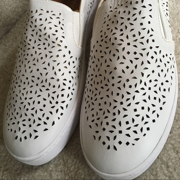 white vionic sneakers